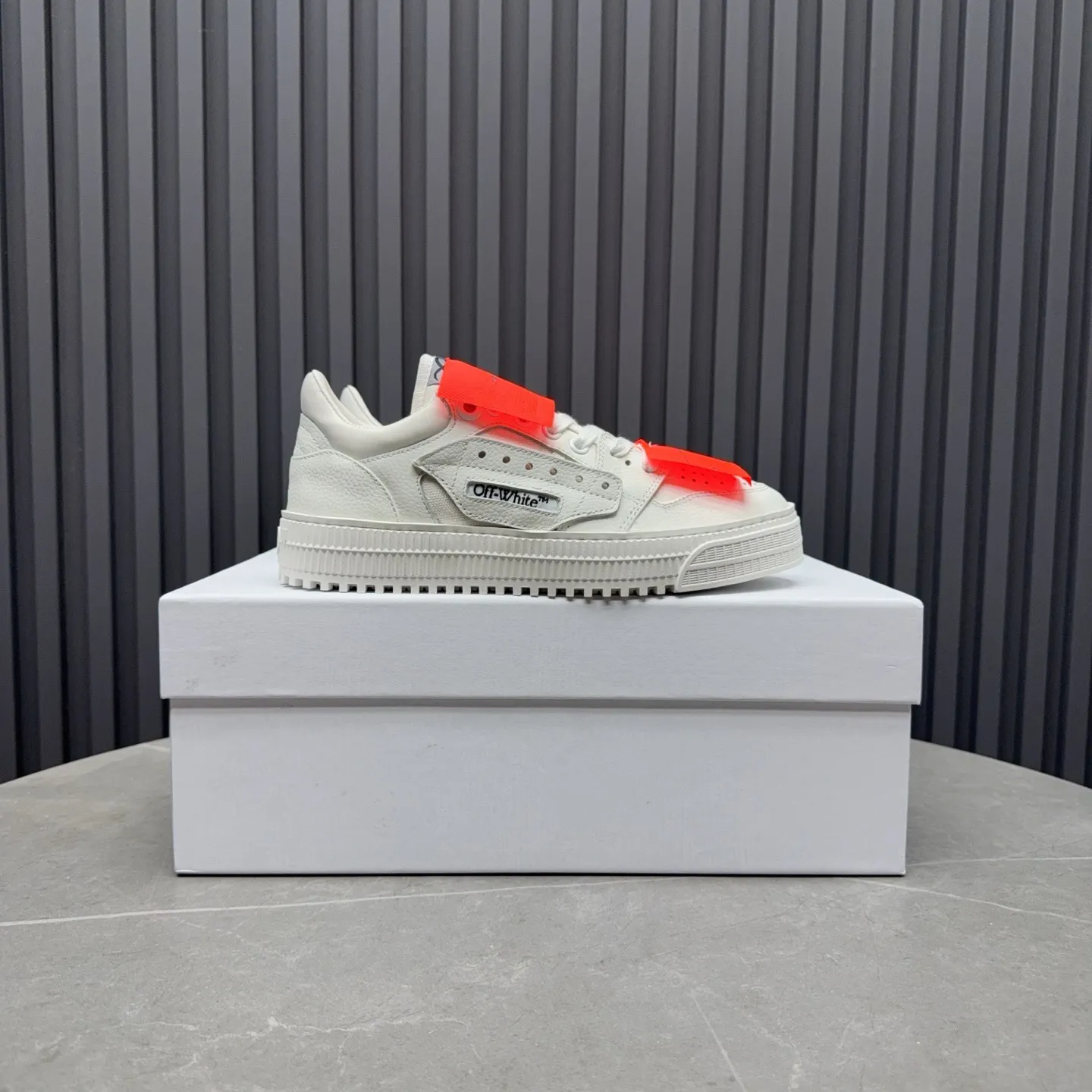 Men's shoes💰680 OFF WHITE ⚡️Couple style⚡️The latest spring style street casual shoes, released with the highest quality version on the market👊Series original mold opening, original lasting, production technology 1:1 original version➰🔜The best choice for more and more celebrities and Internet celebrities🔸In the classics Changes in the code🔸Innovate in the trend🔸Strive to break away from the shackles of bad street design🔝Although he is not the originator of fashion design, he is definitely a shining dark horse in avant-garde design🐴🆙Do not follow the trend🔅Not universal beauty🔅 Fabric💯First-layer cowhide Lining💯Imported skin-friendly and environmentally friendly polyester mesh Foot pads💯Original molded high-elastic environmentally friendly molding pads Midsole💯Made with original last-last technology Outsole💯Rubber outsole Packaging💯Official website synchronizes full set of packaging (brand wrapping paper, brand certificate, brand cloth bag) Code numbers 35-44, 45 46 Customized